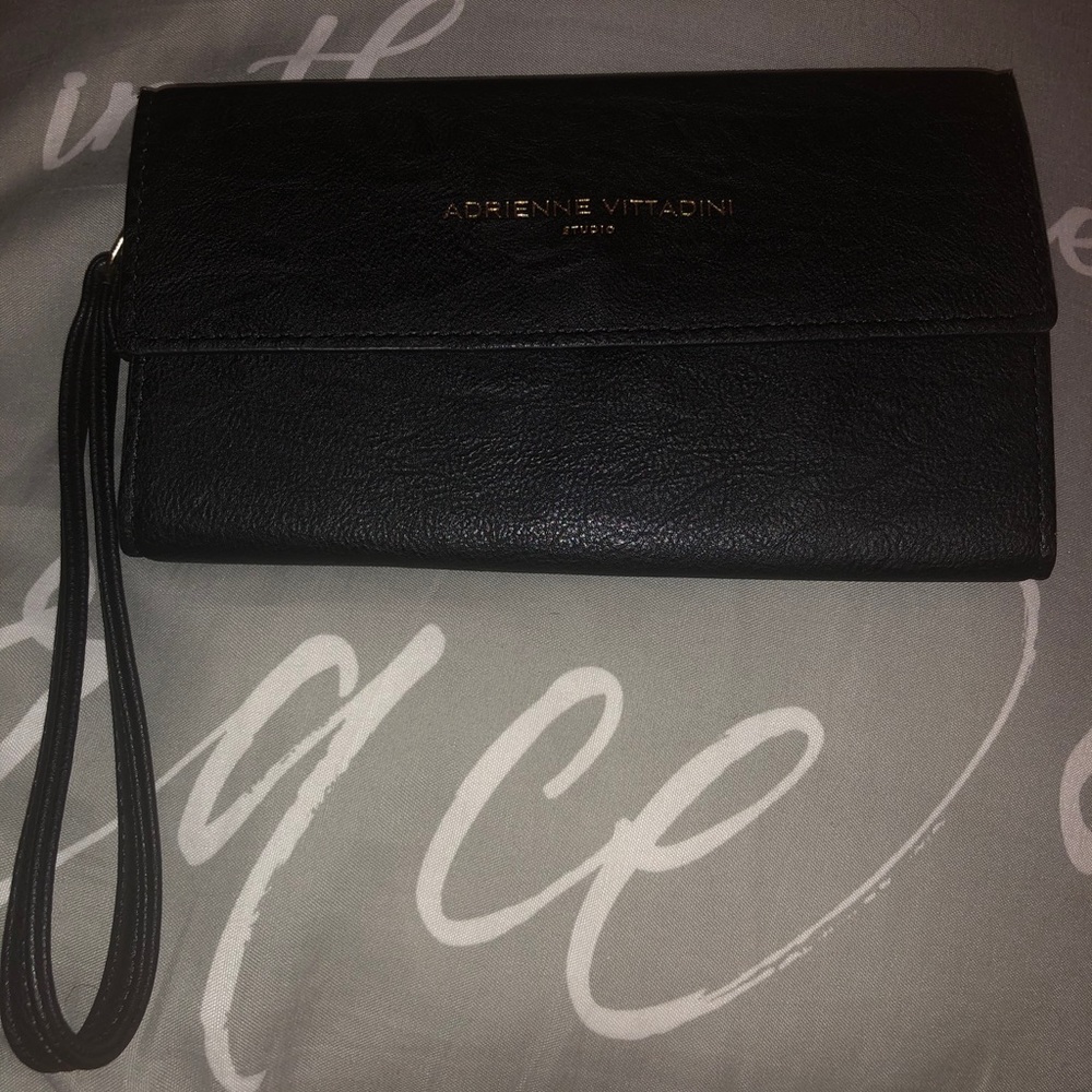 Adrienne Vittadini wristlet